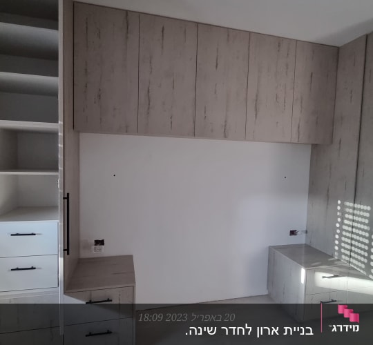ארונות עץ עם מדפים ומגירות פתוחים
